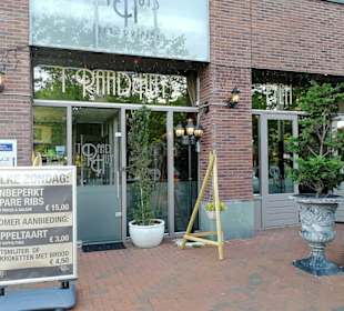 Eingangsbereich mit Außenterrasse