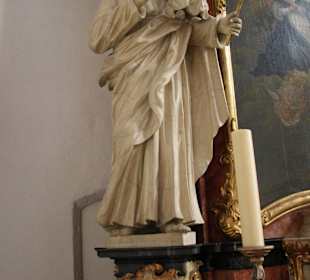 Heiligenfiguren am Seitenaltar
