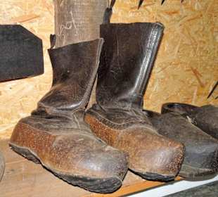 Die Moorstiefel als Holz und Leder