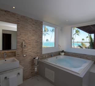 Honeymoon Suite Jacuzzi