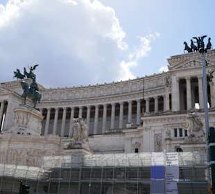 Beide Quadrigen auf dem Denkmal