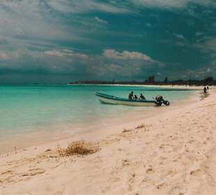 Fischerboot am Traumstrand