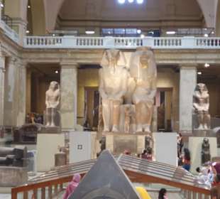 Pyramiden und Ausgrabungsfund