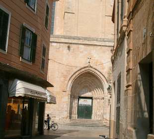 Blick aus einer Seitengasse auf die Kathedrale
