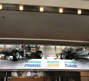 Im Eingangsbereich zwei Formel Eins Autos 