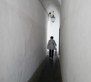 So sieht ein Fußweg aus, überdacht und eng.