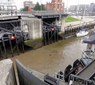 Doppeltore der Schleuse zur Weserseite