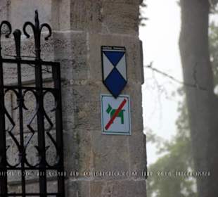 Zwei Schilder am Schlossparktor