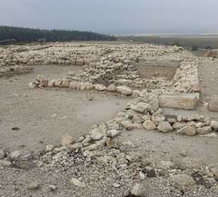 Unterwegs in den Ruinen von Megiddo