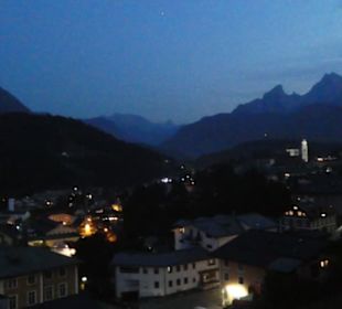 Blick am Abend über Berchtesgaden zum Watzmann