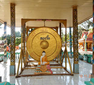 Buddhastatue mit Gong