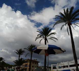 Strand mit Blick zum Himmel 