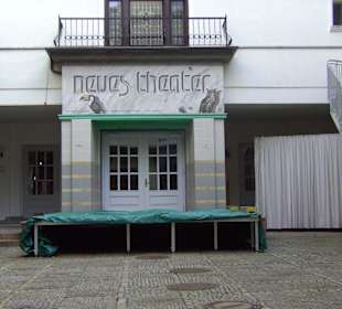Im Hof des Theaters