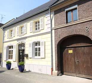 Straßen und Gebäude in Zons