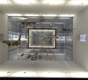 Vitrine mit maßstabsgetreuen Exponaten