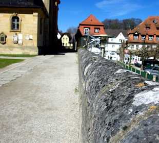 An der Basilika-Mauer entlang