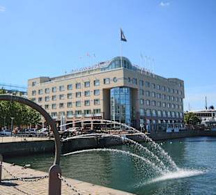 Wasserspiele am Hafen