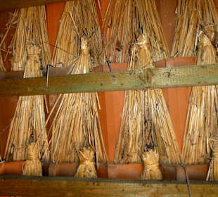 Absichtung des Mühlendaches mit Stroh