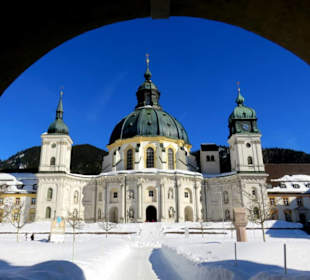 Die Klosterkirche - ganz in weiß