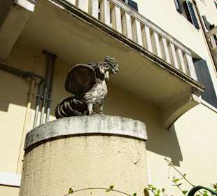 Steinfiguren an der Toreinfahrt