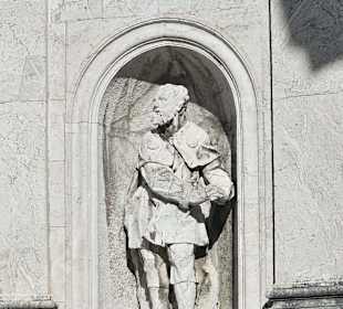 Statuen an der Basilika