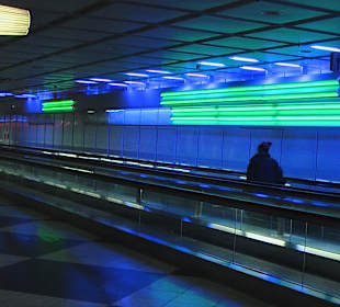 Untergeschoss - Viel fabriges Neonlicht