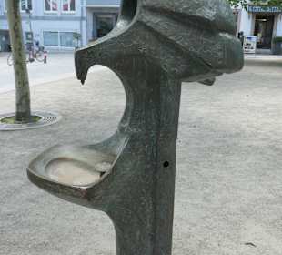 Brunnen mit Vogel am Georg-Wichtermann-Platz