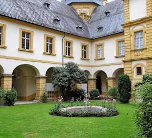 Im Innenhof von Schloss Seehof