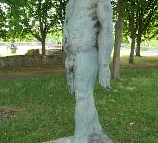 Der Große Schreitende Mann im Skulpturenpark