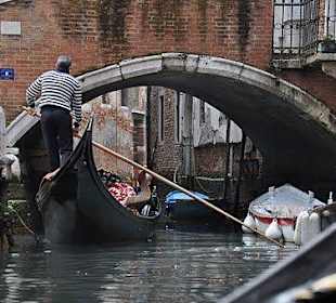 Gondole w kanałach