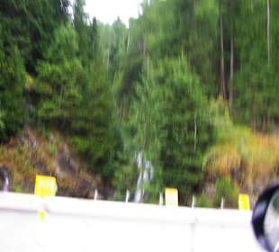 Kleiner Wasserfall vorbei