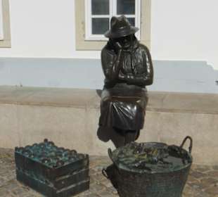 Marktfrauen-Denkmal neben der Markthalle