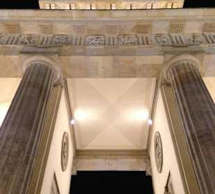 Pod bramą - pod kopytami