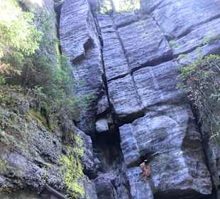 Entlang an Felsen