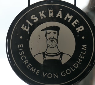 Leckeres Eis: Goldhelm - Eisdiele auf der Brücke