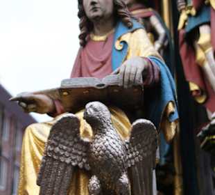 Figuren im Schönen Brunnen