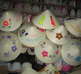 Die traditionelle, vietnamesische Kopfbedeckung