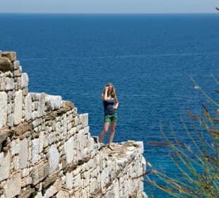 Auf einer Klippe am Meer