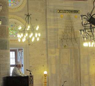 Имам читает проповедь