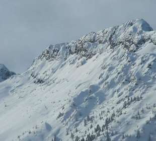 Zimowy widok na Giewont z kolejki na Kasprowy