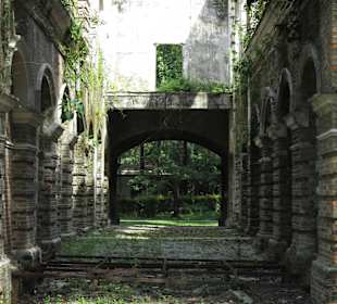 Ruiny postkolonialnych zabudowań w parku