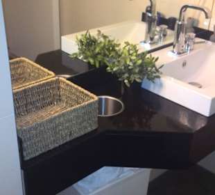 Nicht aufgefüllte Handtuchboxen auf der Toilette