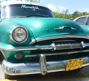Oldtimer auf dem Parkplatz des Pueblos
