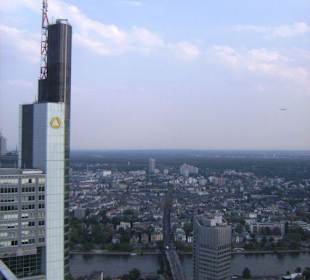 Blick nach Sachsenhausen, links Commerzbank-Tower