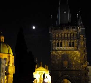 Brückenturm bei Nacht