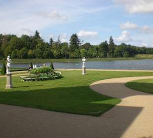 Park direkt vor dem Schloss.