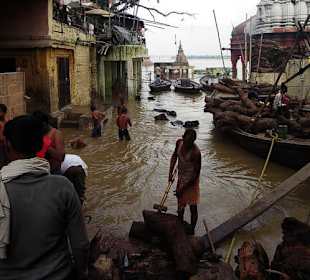 Rąbanie drewna na kremacje