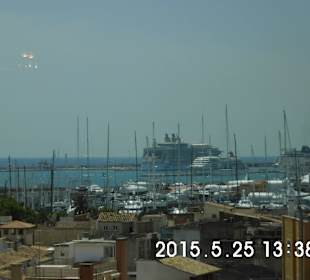 Das größte Kreuzfahrschiff der Welt vor Palma
