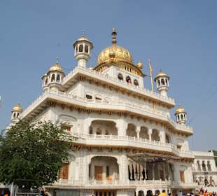 Akal Takht vom Eingang zum goldenen Tempel gesehen