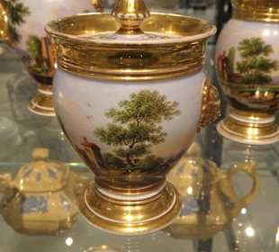 Goldtassen im Schaumagazin